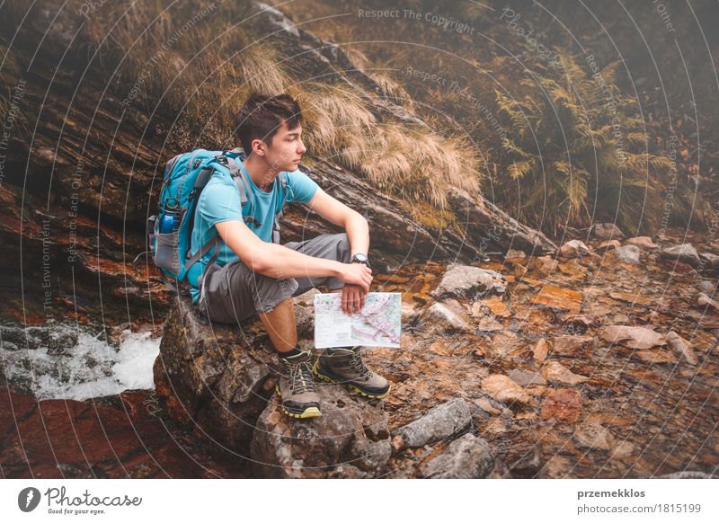Junge, der auf einem Felsen auf Gebirgspfad sitzt Lifestyle Freizeit & Hobby Ferien & Urlaub & Reisen Ausflug Abenteuer Freiheit Sommer Sommerurlaub