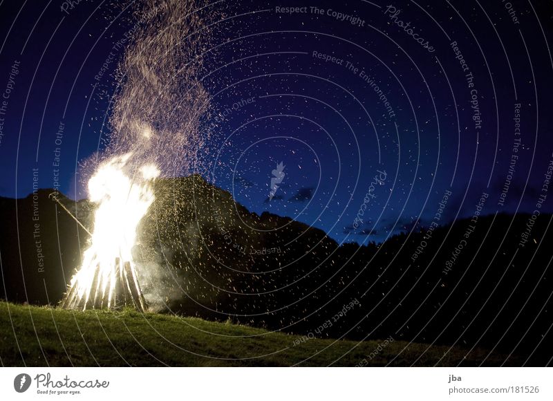 verspätet Farbfoto Außenaufnahme Textfreiraum rechts Dämmerung Nacht Ausflug Freiheit Sommer Berge u. Gebirge wandern 1. August Nationalfeiertag Schweiz
