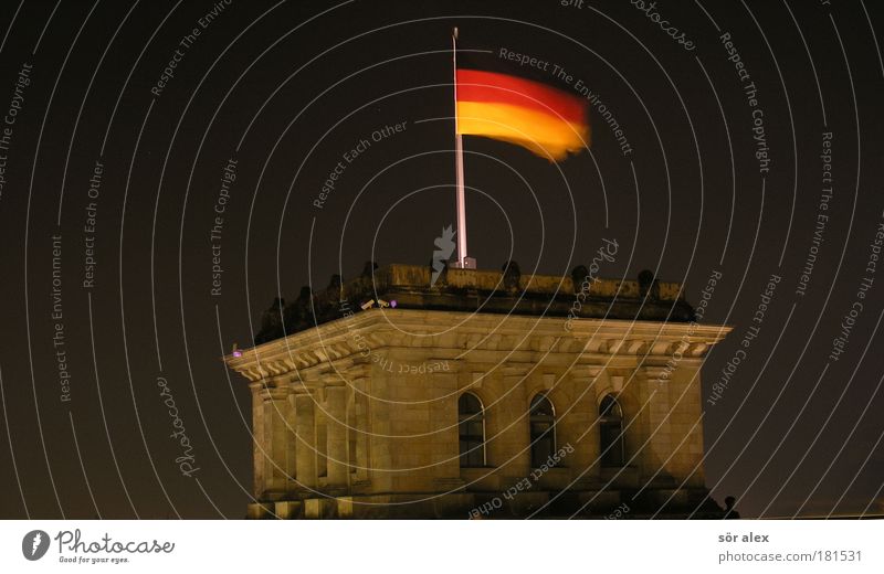 Deutsche Flagge Menschenleer Sehenswürdigkeit Wahrzeichen Denkmal Deutscher Bundestag Fahne Zusammensein historisch gold rot schwarz Macht ruhig Bewegung