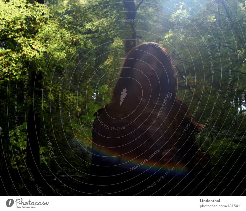 Lena in der Sonne Wald Frau blenden Körperhaltung Regenbogen dunkel