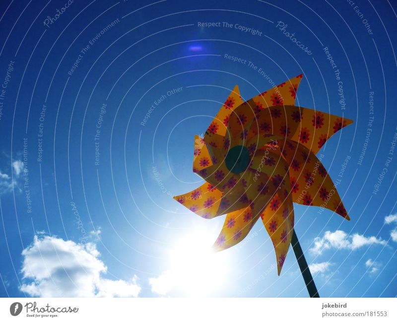 Sonne am Stiel Himmel Wolken Schönes Wetter Wind Spielzeug drehen hell blau gelb Windrad Sommer Klima Freisteller Vor hellem Hintergrund Blendenfleck