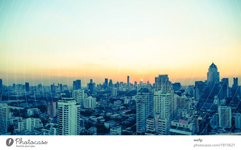 Bangkok skyline bei Sonnenuntergang Panorama Büro Stadt Stadtzentrum Skyline Hochhaus Architektur panorama Stadtteil sukhumvit himmel bank Asien Thailand