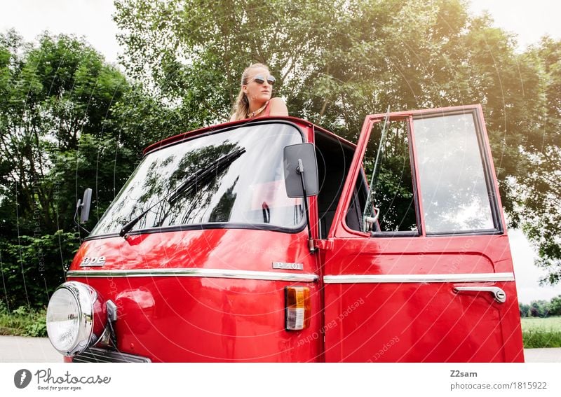 Ciao Ragazzi Lifestyle elegant Stil Sommer Junge Frau Jugendliche 18-30 Jahre Erwachsene Natur Landschaft Schönes Wetter Fahrzeug PKW Mode Sonnenbrille blond