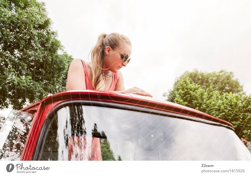 Ciao Ragazzi Lifestyle elegant Stil Sommer Junge Frau Jugendliche 18-30 Jahre Erwachsene Natur Schönes Wetter Fahrzeug PKW Mode Sonnenbrille blond langhaarig