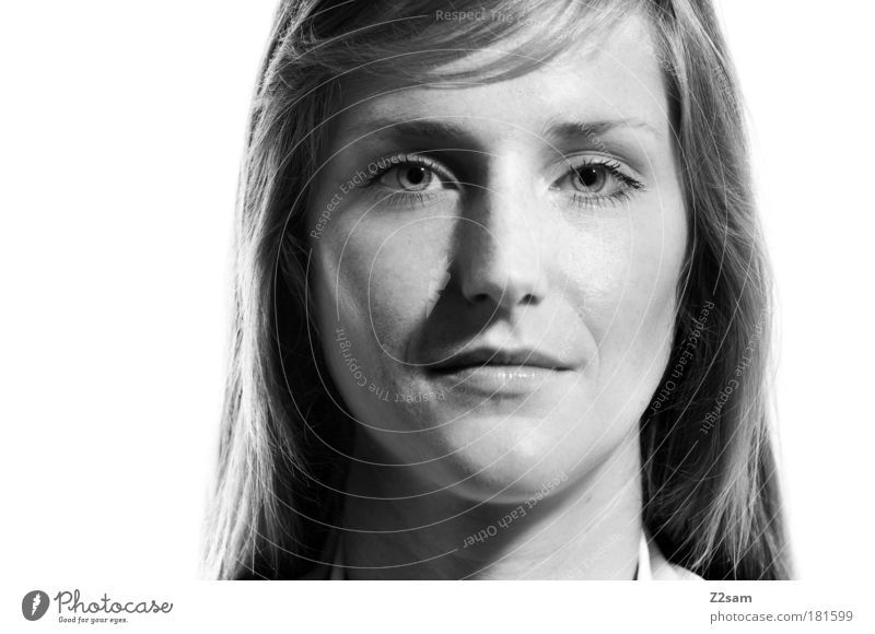 sandra Schwarzweißfoto Studioaufnahme Blitzlichtaufnahme Blick in die Kamera Mensch feminin Kopf Gesicht 1 18-30 Jahre Jugendliche Erwachsene langhaarig