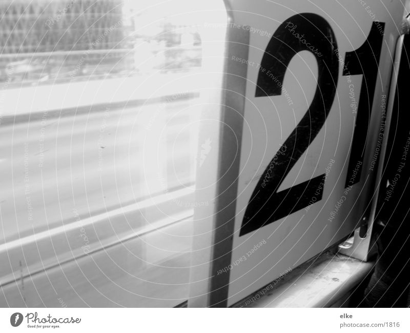 21 Ziffern & Zahlen Straßenbahn Fototechnik Schwarzweißfoto