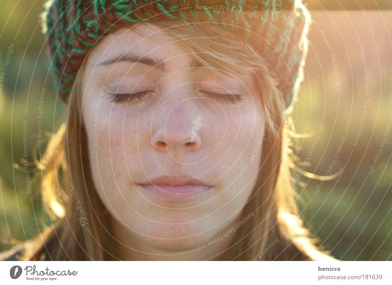 Enjoy Frau Mensch Jugendliche 20-30 Jahr Europäer Sommersprossen Mütze kappe Wollmütze rothaarig Herbst Winter Porträt schlafen Erholung Meditation augen