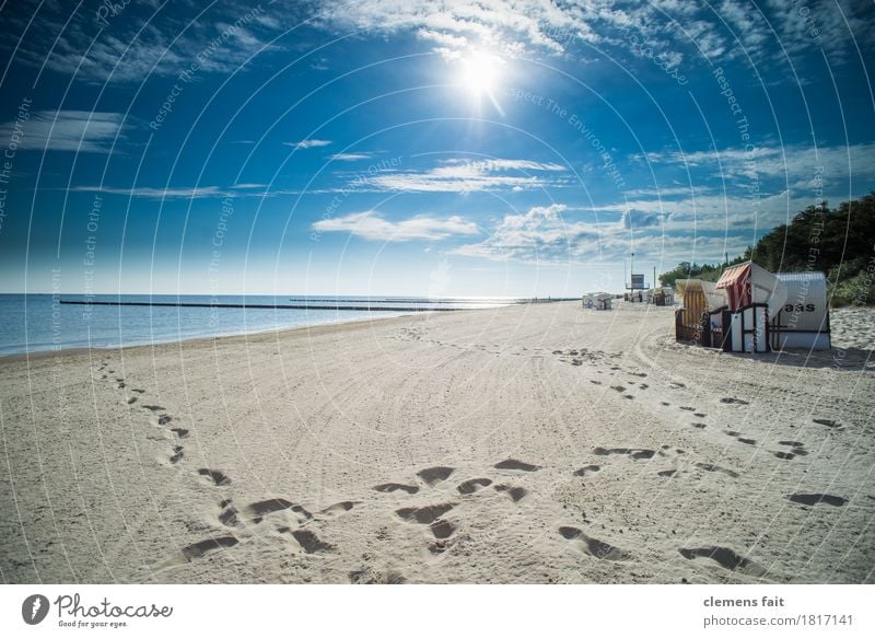 Guten Morgen Usedom Insel Ostsee Meer Strandkorb ruhig Erholung genießen Wolken Blauer Himmel Fußspur Spuren spurenlesen Sand Sandstrand Sonne hell