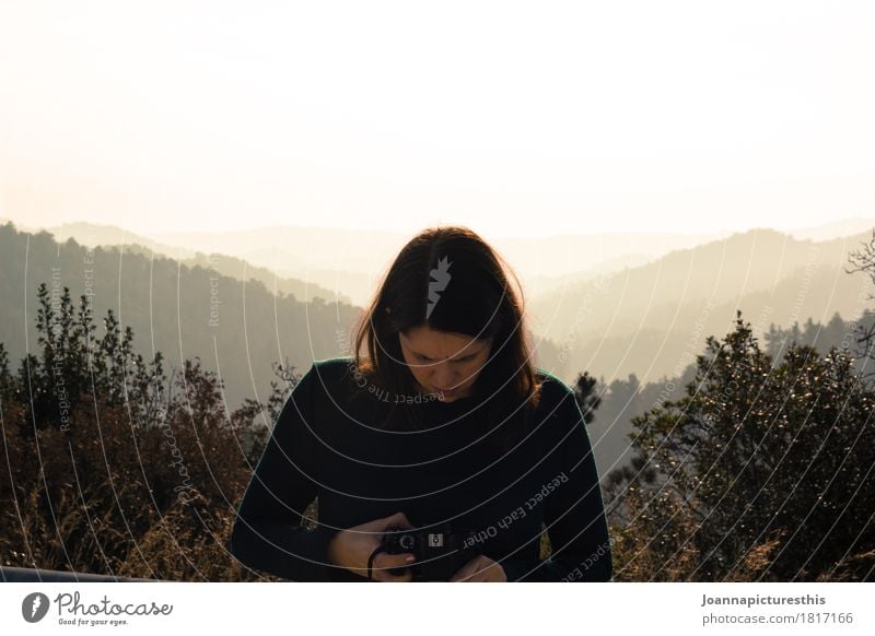 Check Ferien & Urlaub & Reisen Tourismus Berge u. Gebirge Medienbranche Fotokamera feminin Jugendliche Erwachsene 1 Mensch Natur Landschaft entdecken