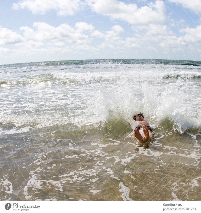Nur Flausen im Kopf. Sommerurlaub Sonne maskulin Partner 18-30 Jahre Jugendliche Erwachsene Sand Wasser Schönes Wetter Meer springen lustig Freude Lebensfreude