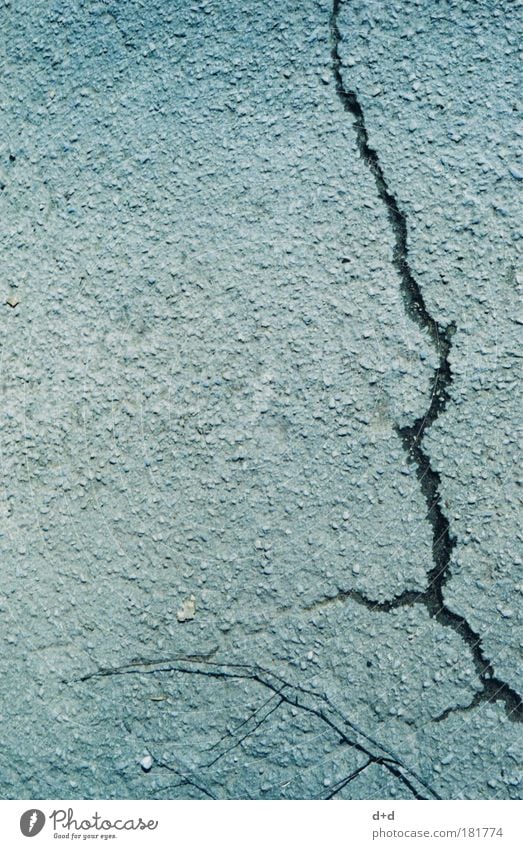 -\ Menschenleer Verkehrswege Straße Wege & Pfade Stein Beton alt kaputt trist trocken grau Verfall Riss Betonboden Strukturwandel Straßenbelag Straßenrand