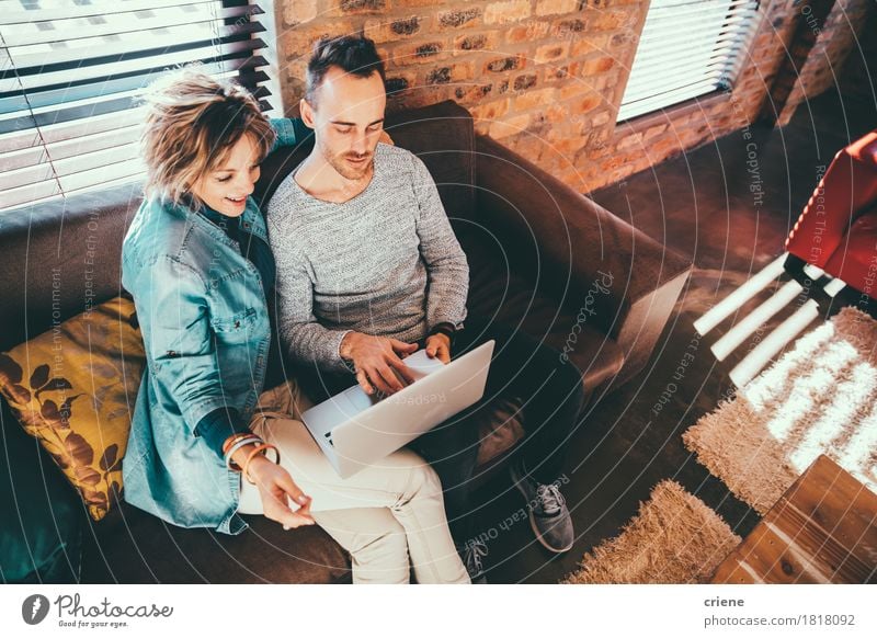 Sohn zeigt seiner Mutter ein Bild auf Laptop Lifestyle Freude Haus Wohnzimmer Schule Business Notebook Bildschirm Technik & Technologie Mensch Mann Erwachsene