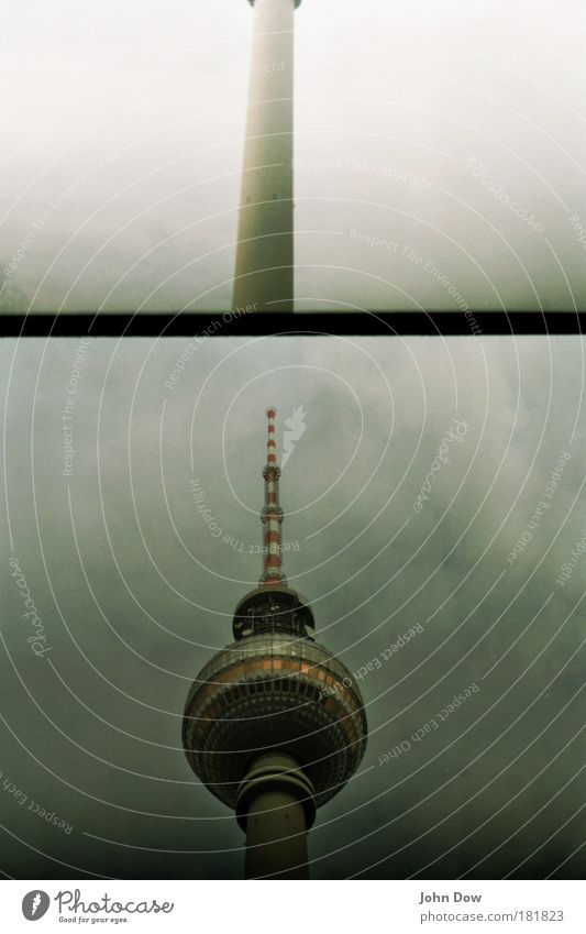 Fotonummer 137948 Sightseeing Städtereise Wolken Berlin Turm Bauwerk Architektur Fernsehturm Berliner Fernsehturm Sehenswürdigkeit Wahrzeichen außergewöhnlich