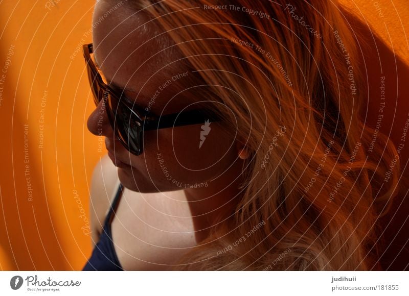 Naranja Tapete Mensch feminin Junge Frau Jugendliche Kopf Haare & Frisuren Gesicht 1 18-30 Jahre Erwachsene Mauer Wand Sonnenbrille blond langhaarig Denken