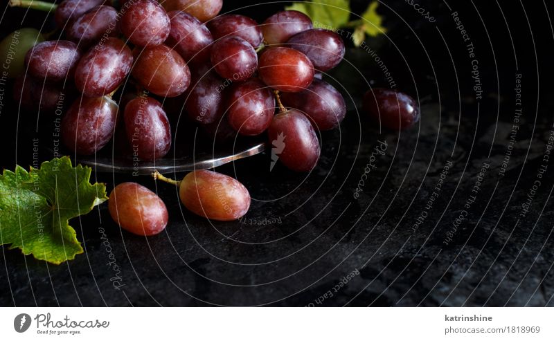 Rote Trauben auf einer silbernen Schüssel Lebensmittel Frucht Ernährung Schalen & Schüsseln Tisch dunkel frisch retro grün rot Ackerbau Beeren Weintrauben