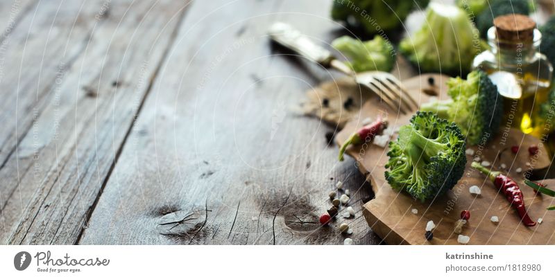 Frischer grüner Brokkoli und Gemüse Kräuter & Gewürze Öl Essen Vegetarische Ernährung Diät Flasche Tisch Küche Herbst Blatt dunkel frisch natürlich gelb