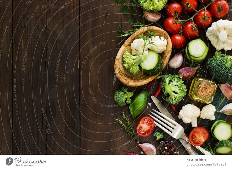 Frischgemüse auf einem Holztisch Gemüse Kräuter & Gewürze Öl Essen Vegetarische Ernährung Diät Schalen & Schüsseln Messer Gabel Tisch Herbst Blatt dunkel frisch