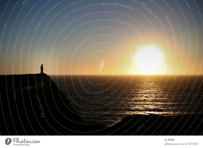 fernweh 1 Mensch Landschaft Urelemente Wasser Wolkenloser Himmel Horizont Sonnenaufgang Sonnenuntergang Wetter Küste Meer beobachten stehen träumen warten