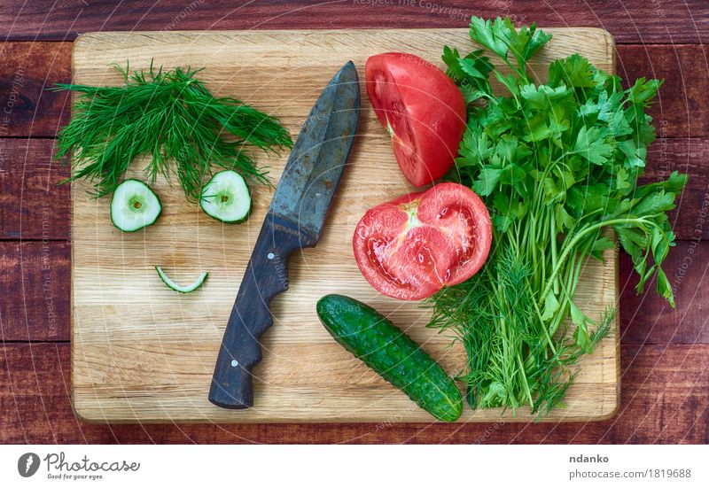 Tomaten- und Gurkensalat auf einem Küchenbrett Lebensmittel Gemüse Kräuter & Gewürze Essen Messer Gesicht Mann Erwachsene Auge Lächeln lustig niedlich braun
