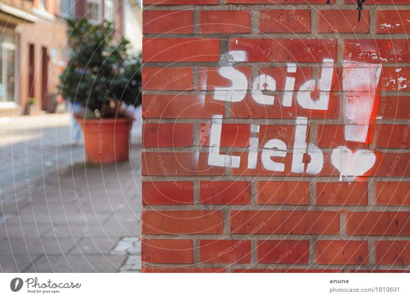 Seid lieb! <3 Kunst Kunstwerk Jugendkultur Subkultur Haus Mauer Wand Backstein Zeichen Schriftzeichen Graffiti Herz trendy einzigartig niedlich rebellisch Stadt