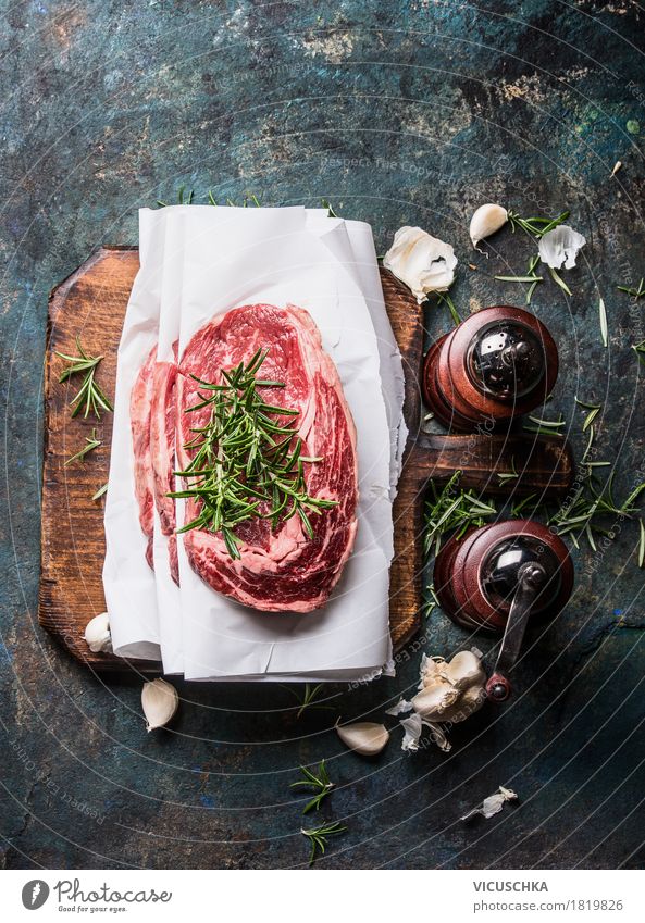 Marmorierte Steaks auf dem Küchentisch Lebensmittel Fleisch Kräuter & Gewürze Ernährung Abendessen Festessen Geschäftsessen Bioprodukte Geschirr Stil Design