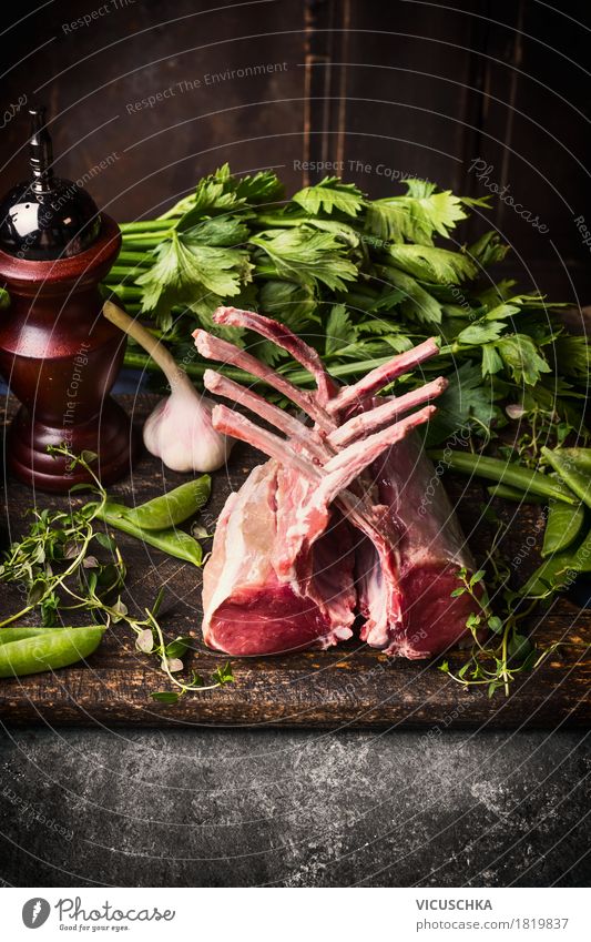 Lammcarre auf rustikalem Küchentisch Lebensmittel Fleisch Gemüse Kräuter & Gewürze Ernährung Abendessen Festessen Bioprodukte Geschirr Stil Design