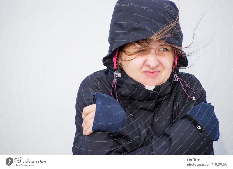 frieren Mensch feminin Junge Frau Jugendliche 1 18-30 Jahre Erwachsene Jacke brünett langhaarig kalt Wind unfreundlich protestieren verschränkt widerwillig