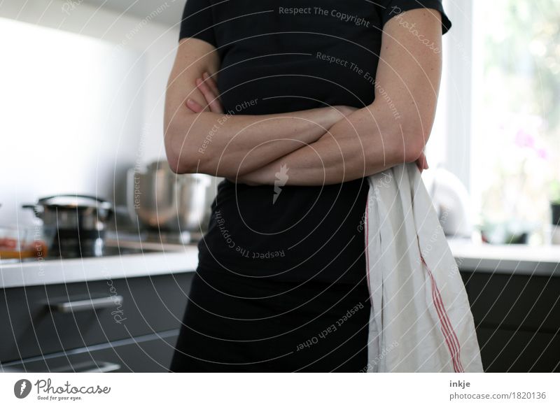 Frau mit verschränkten Armen in der Küche Lifestyle Häusliches Leben Hausfrau Erwachsene Mutter Körper 1 Mensch 30-45 Jahre Küchenhandtücher stehen warten
