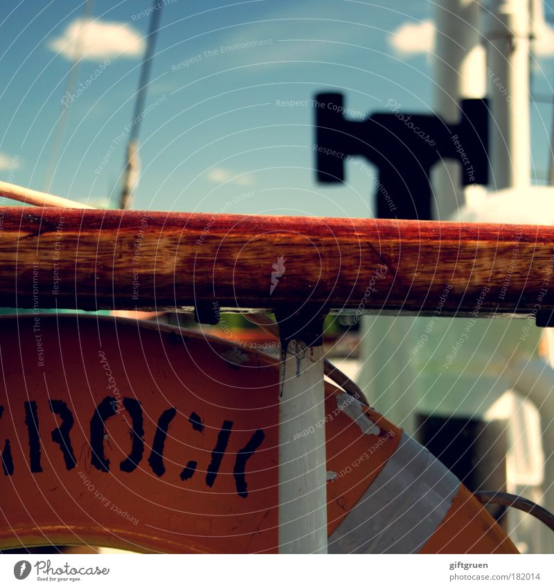 mann über bord! Farbfoto Außenaufnahme Menschenleer Tag Zeichen Schriftzeichen bedrohlich Todesangst Rettungsring Schifffahrt Wasserfahrzeug Segelboot Gefahr