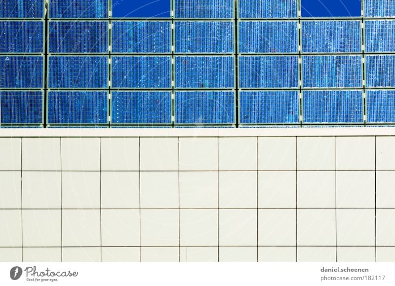 blau - weiss abstrakt Strukturen & Formen Technik & Technologie Energiewirtschaft Erneuerbare Energie Sonnenenergie Mauer Wand Fassade Design Fortschritt planen