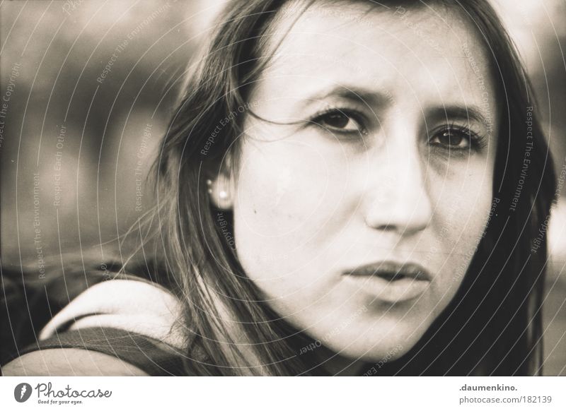 confusion Schwarzweißfoto Tag Porträt Blick Stil feminin Junge Frau Jugendliche Kopf Gesicht 18-30 Jahre Erwachsene langhaarig Denken entdecken ästhetisch Natur