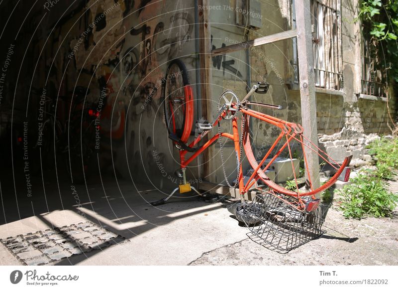 Radwechsel Lifestyle Freizeit & Hobby Fahrradfahren Berlin Prenzlauer Berg Haus Farbfoto Außenaufnahme Menschenleer Tag