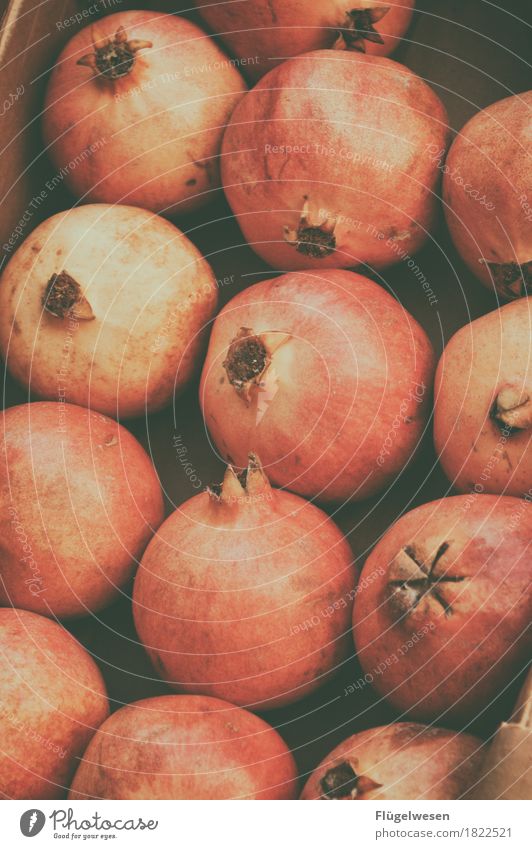 Was für Granaten Lebensmittel Frucht Ernährung Essen Granatapfel Apfel der Erkenntnis Apfelernte exotisch Farbfoto Tag viele rund
