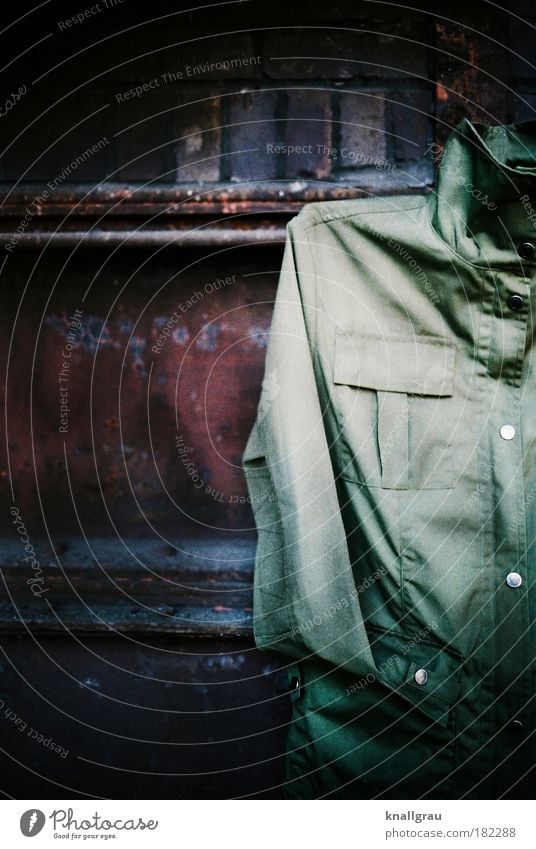 Der Parka Jacke Regenjacke Bekleidung grün matt Altkleidersammlung trendy Vignettierung Außenaufnahme Detailaufnahme Bildausschnitt Anschnitt Menschenleer