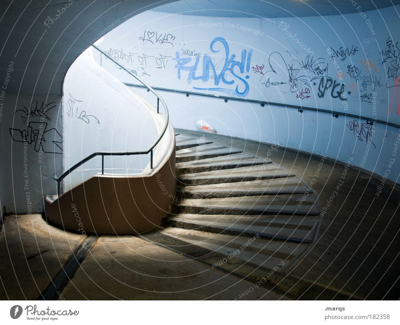 Barrierefrei Farbfoto Menschenleer Lichterscheinung Stil Architektur Mauer Wand Treppe Wege & Pfade Schriftzeichen Graffiti laufen dunkel elegant einzigartig