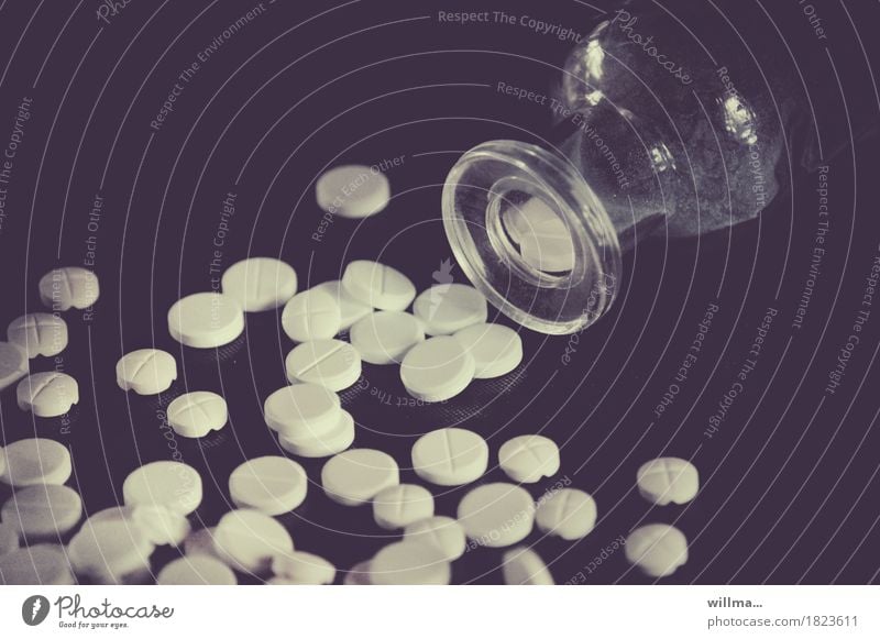 Tabletten mit umgekippter Glasflasche Tablettensucht Medikament Krankheit Behandlung Sucht überleben Gesundheitswesen Gesundheitsrisiko lebenserhaltend