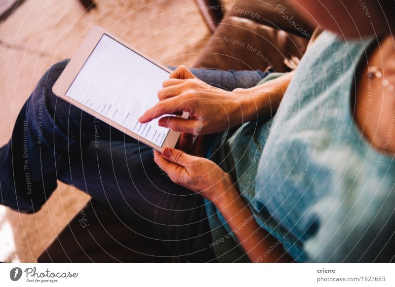 Nahaufnahme der Frau digitale Tablette zu Hause im modernen Haus verwendend Lifestyle kaufen lesen Wohnung Business Mittelstand Computer Technik & Technologie