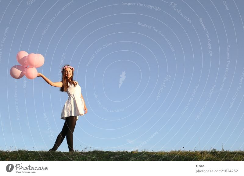 . feminin 1 Mensch Theaterschauspiel Tanzen Schönes Wetter Wiese Hügel Kleid Strumpfhose Schmuck Blumenkranz brünett langhaarig Luftballon beobachten festhalten