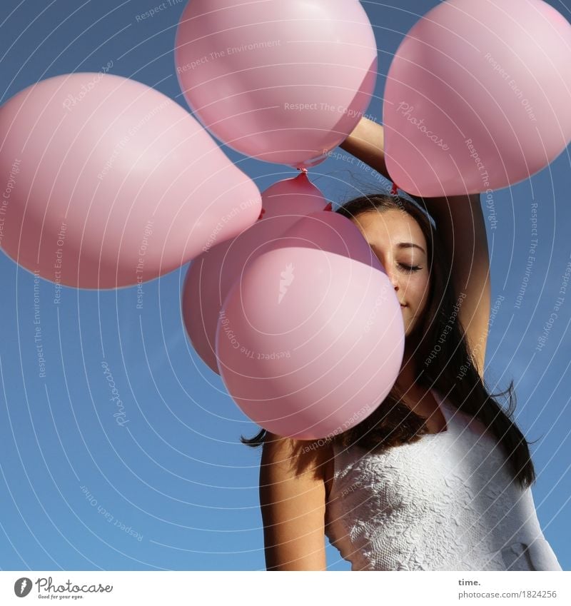 genießen | . feminin Frau Erwachsene 1 Mensch Wolkenloser Himmel Schönes Wetter Kleid brünett langhaarig Luftballon Erholung festhalten stehen träumen schön