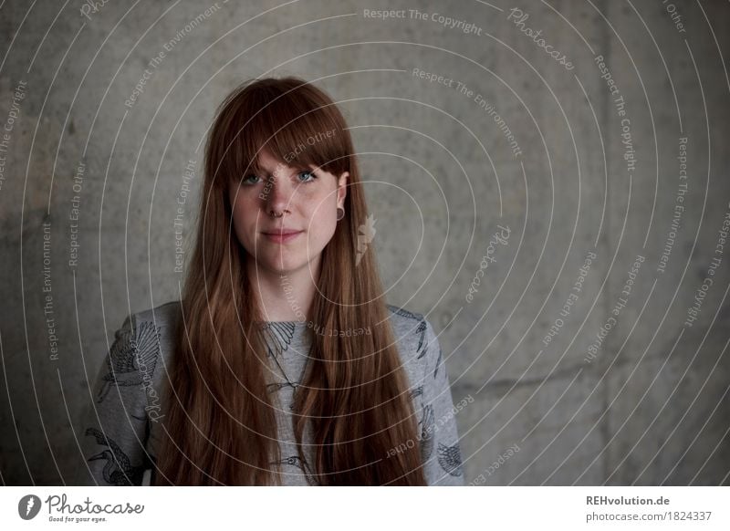 Carina | Betonportrait Studium Student Business Mensch feminin Junge Frau Jugendliche Erwachsene Gesicht 1 18-30 Jahre Pullover Haare & Frisuren brünett