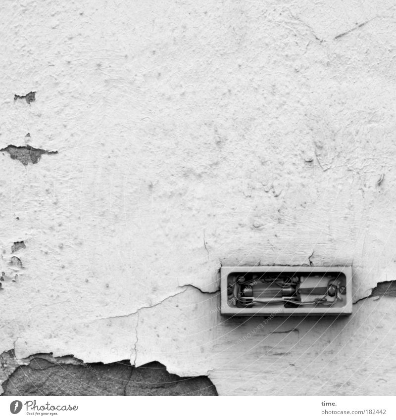 Abgewickelte Heimat (II) Wand Mauer Klingel kaputt außer Funktion Plastik Draht Elektrizität Loch Putz Ecke abgefallen derrangiert sanierungsbedürftig Sanieren