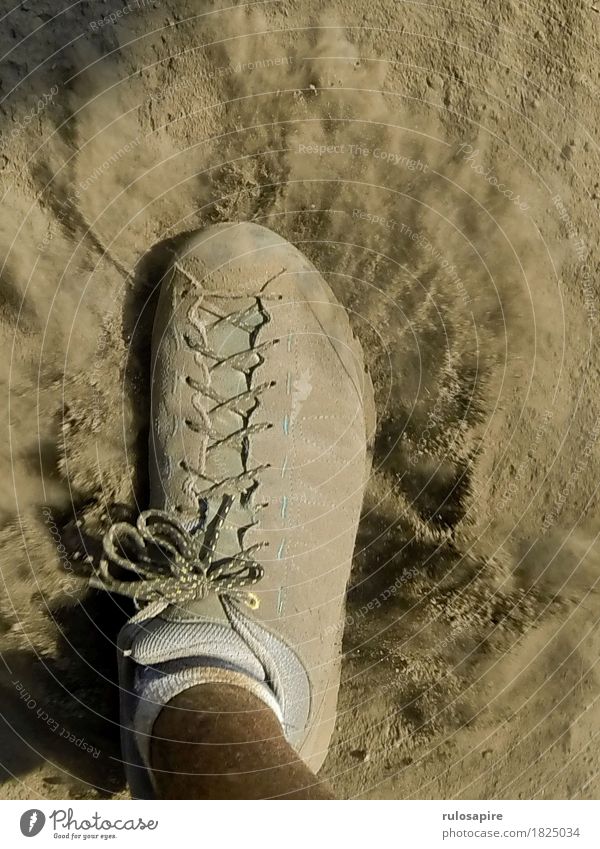 Dust Explosion 1 Fuß gehen Schuhe Staub Wege & Pfade Staubwolke grau beige Schuhbänder schreiten wandern Fußtritt entstehen aufwirbeln staubig aufstauben