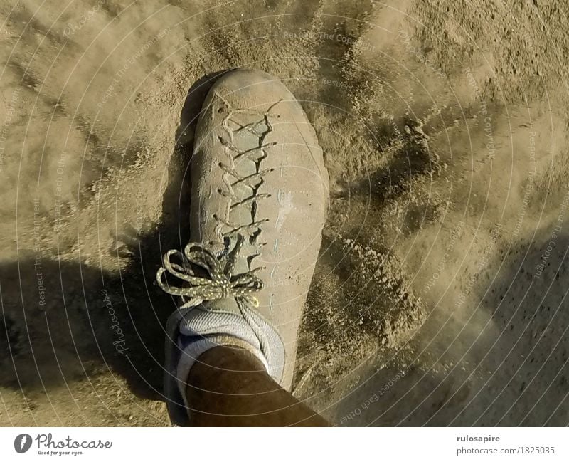 Dust Explosion 2 Fuß gehen Schuhe Staub staubig Staubwolke Wege & Pfade grau beige Schuhbänder schreiten wandern Fußtritt entstehen aufwirben Farbfoto
