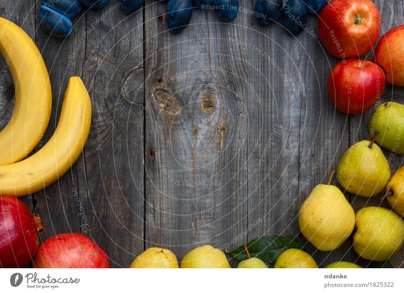 Banane, Apfel, Birne, Pflaume und Granatapfel Lebensmittel Frucht Vegetarische Ernährung Herbst frisch saftig grau essbar Rahmen Gesundheit horizontal Produkt