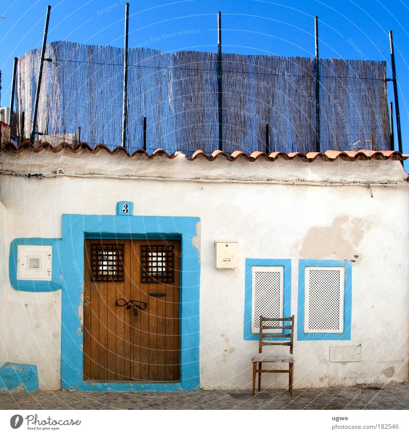 Einsamer Stuhl Farbfoto Außenaufnahme Menschenleer Tag Totale Schönes Wetter Hütte Tür Häusliches Leben hell schön blau weiß Stimmung Sicherheit Romantik Farbe