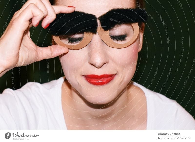 Augenbrauen_1826239 Freude feminin Junge Frau Jugendliche Erwachsene Mensch 18-30 Jahre buschig Behaarung schwarz dunkelbraun zupfen Brille Papier gebastelt