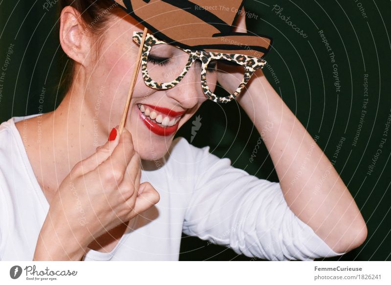 Spaß_ 1826241 Lifestyle feminin Junge Frau Jugendliche Erwachsene Mensch 18-30 Jahre Lebensfreude Freude verkleiden Karneval Accessoire Brille Hut Cowboy