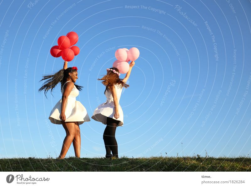 . feminin 2 Mensch Himmel Horizont Wiese Kleid Haarreif schwarzhaarig brünett langhaarig Luftballon Erholung lachen Tanzen Fröhlichkeit lustig schön Freude