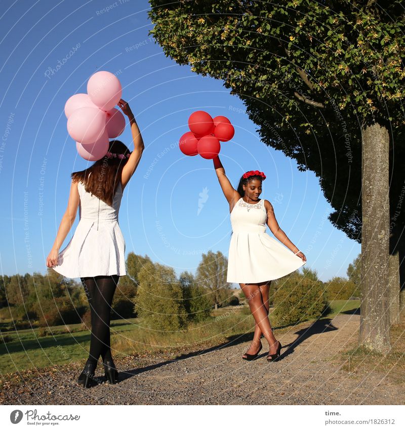 . feminin 2 Mensch Himmel Herbst Schönes Wetter Baum Park Wege & Pfade Kleid schwarzhaarig brünett langhaarig Luftballon Bewegung festhalten stehen Tanzen schön