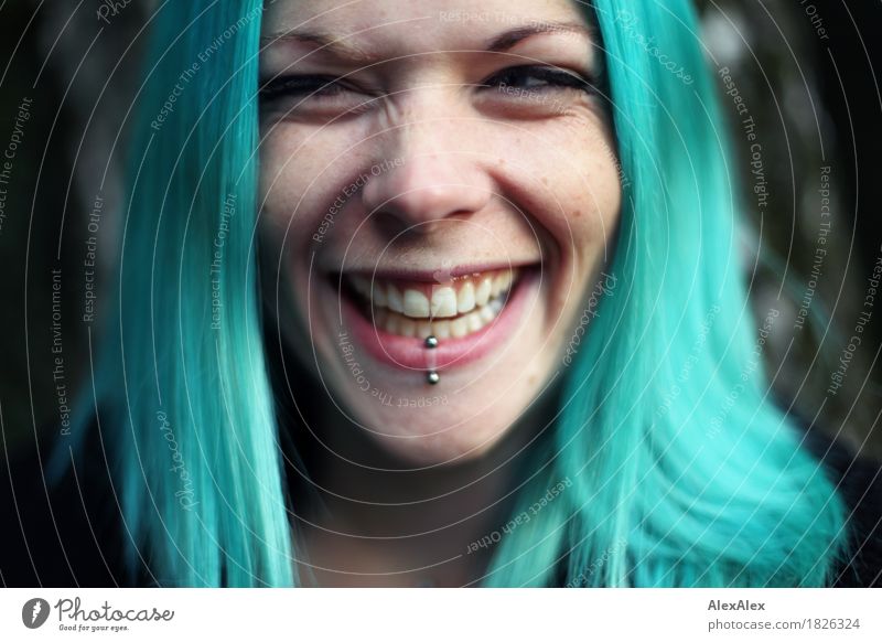 laut- türkis Freude schön Leben Junge Frau Jugendliche Haare & Frisuren Gesicht 18-30 Jahre Erwachsene Accessoire Piercing langhaarig Lächeln lachen ästhetisch
